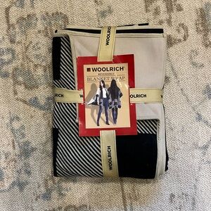 NWT Woolrich Reversible Blanket Wrap, black/tan